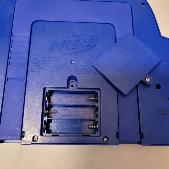 NERF Dual-Strike ELITE Gun + Target - Picture 6 of 7